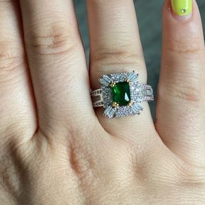 NWT Luxury Green Princess Cut Ring 💍
